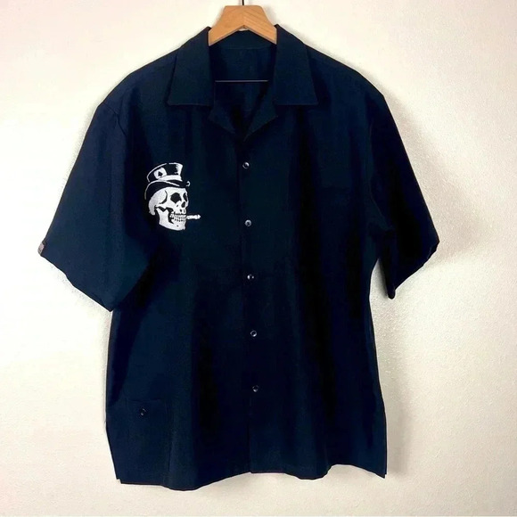 Real Men Smoke Cigars Button Up Short Sleeves - Picture 1 of 5
